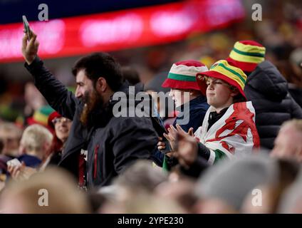 CARDIFF, GROSSBRITANNIEN. November 2024. Fans von Wales reagieren auf das 2025 Spiel der WEQ Play-offs Runde 2 zwischen Wales und Irland im Cardiff City Stadium am 29. November 2024. (Bild von John Smith/FAW) Credit: Football Association of Wales/Alamy Live News Stockfoto