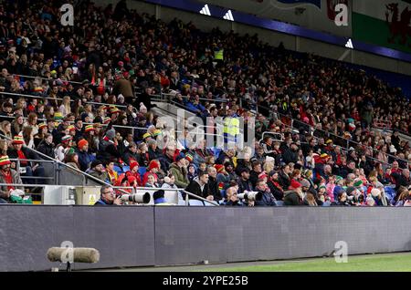 CARDIFF, GROSSBRITANNIEN. November 2024. Eine allgemeine Ansicht der Fans während des Spiels der Frauen-Europameisterschaft 2025 - WEQ Play-offs Runde 2 zwischen Wales und Irland im Cardiff City Stadium am 29. November 2024. (Bild von John Smith/FAW) Credit: Football Association of Wales/Alamy Live News Stockfoto
