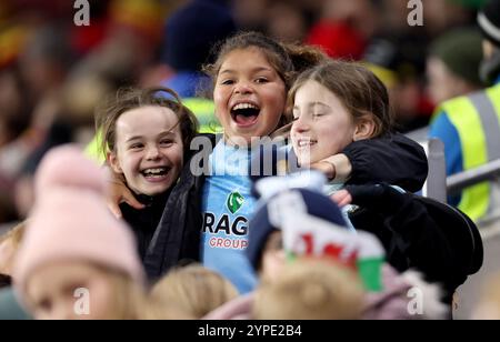 CARDIFF, GROSSBRITANNIEN. November 2024. Fans von Wales reagieren auf das 2025 Spiel der WEQ Play-offs Runde 2 zwischen Wales und Irland im Cardiff City Stadium am 29. November 2024. (Bild von John Smith/FAW) Credit: Football Association of Wales/Alamy Live News Stockfoto