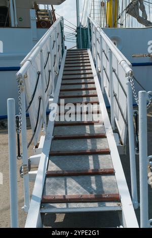 Treppen zum Bima Suci Segelschiff im Semayang Harbor, Balikpapan, 25. Oktober 2024, East Kalimantan, Indonesien Stockfoto