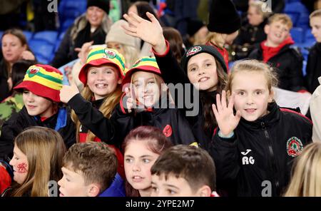 CARDIFF, GROSSBRITANNIEN. November 2024. Die Fans von Wales reagieren darauf, als sie nach dem Spiel der Frauen-Europameisterschaft 2025 - WEQ Play-offs Runde 2 zwischen Wales und Irland im Cardiff City Stadium am 29. November 2024 mit den walisischen Spielern interagieren. (Bild von John Smith/FAW) Credit: Football Association of Wales/Alamy Live News Stockfoto