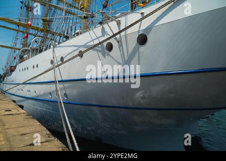 Bewundern Sie jedes Detail und die Schönheit des Bima Suci Schiffes im Semayang Harbor, Balikpapan, East Kalimantan, Indonesien Stockfoto