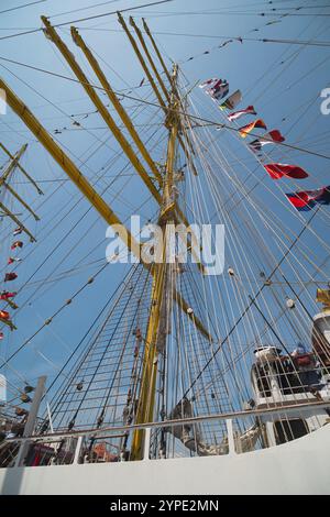 Bewundern Sie jedes Detail und die Schönheit des Bima Suci Schiffes im Semayang Harbor, Balikpapan, East Kalimantan, Indonesien Stockfoto