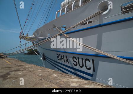 Bewundern Sie jedes Detail und die Schönheit des Bima Suci Schiffes im Semayang Harbor, Balikpapan, East Kalimantan, Indonesien Stockfoto