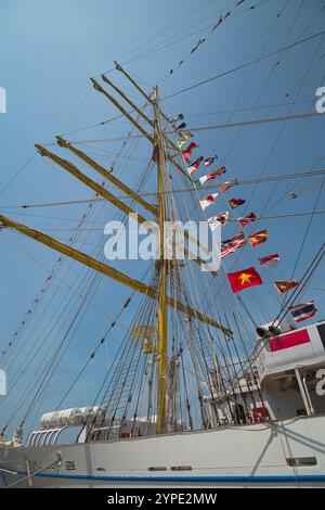 Bewundern Sie jedes Detail und die Schönheit des Bima Suci Schiffes im Semayang Harbor, Balikpapan, East Kalimantan, Indonesien Stockfoto