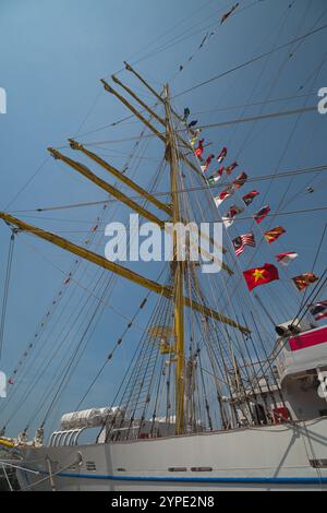 Bewundern Sie jedes Detail und die Schönheit des Bima Suci Schiffes im Semayang Harbor, Balikpapan, East Kalimantan, Indonesien Stockfoto