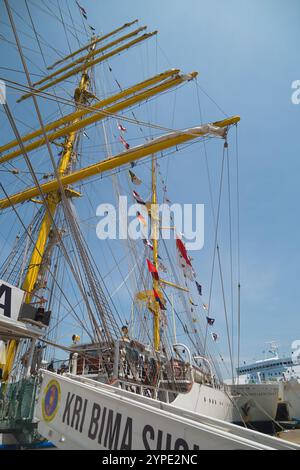 Bewundern Sie jedes Detail und die Schönheit des Bima Suci Schiffes im Semayang Harbor, Balikpapan, East Kalimantan, Indonesien Stockfoto