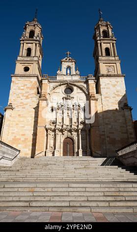 Iglesia de San Juan y San Pedro de Renueva León construida por J.C. Torbado el s. XX incluyendo fragmentos barrocos del monasterio de Eslonza. Stockfoto