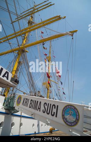 Bewundern Sie jedes Detail und die Schönheit des Bima Suci Schiffes im Semayang Harbor, Balikpapan, East Kalimantan, Indonesien Stockfoto