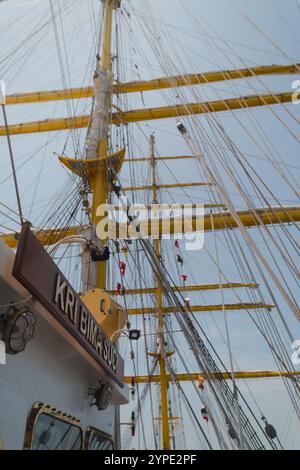 Bewundern Sie jedes Detail und die Schönheit des Bima Suci Schiffes im Semayang Harbor, Balikpapan, East Kalimantan, Indonesien Stockfoto