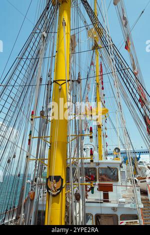 Bewundern Sie jedes Detail und die Schönheit des Bima Suci Schiffes im Semayang Harbor, Balikpapan, East Kalimantan, Indonesien Stockfoto