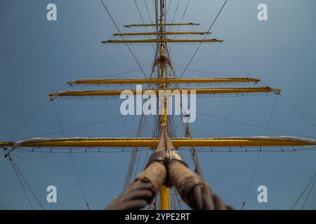 Bewundern Sie jedes Detail und die Schönheit des Bima Suci Schiffes im Semayang Harbor, Balikpapan, East Kalimantan, Indonesien Stockfoto