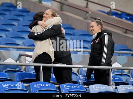 CARDIFF, GROSSBRITANNIEN. November 2024. Die ehemalige walisische Fußballspielerin Helen Ward interagiert mit der walisischen Rhiannon Roberts vor dem Spiel der Frauen-Europameisterschaft 2025 – WEQ Play-offs Runde 2 zwischen Wales und der Republik Irland im Cardiff City Stadium am 29. November 2024. (Bild von Ashley Crowden/FAW) Credit: Football Association of Wales/Alamy Live News Stockfoto