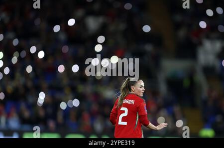 Cardiff, Großbritannien. November 2024. Lily Woodham aus Wales sieht sich an. Wales Frauen gegen Republik Irland Frauen, Qualifikation für die UEFA-Frauen-Euro-Meisterschaft spielen im Endspiel, 1. Leg im Cardiff City Stadium in Cardiff, Südwales am Freitag, den 29. November 2024. Nur redaktionelle Verwendung, Bild von Andrew Orchard/Andrew Orchard Sportfotografie/Alamy Live News Credit: Andrew Orchard Sportfotografie/Alamy Live News Stockfoto