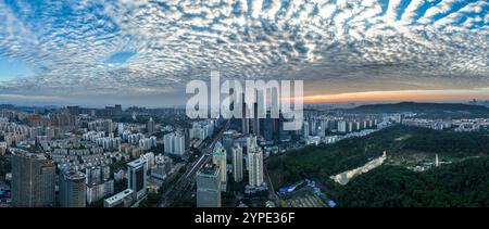 Wahrzeichen der Stadt sind bei Sonnenaufgang in Nanning, Südchinas autonomer Region Guangxi Zhuang, am 30. November 2024 zu sehen. Stockfoto