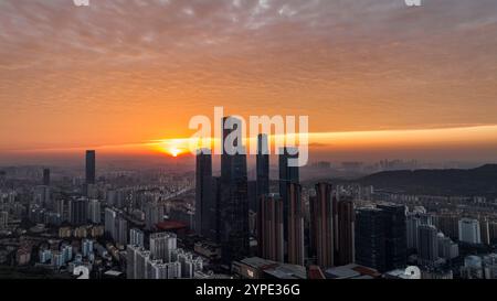 Wahrzeichen der Stadt sind bei Sonnenaufgang in Nanning, Südchinas autonomer Region Guangxi Zhuang, am 30. November 2024 zu sehen. Stockfoto