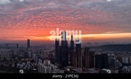 Wahrzeichen der Stadt sind bei Sonnenaufgang in Nanning, Südchinas autonomer Region Guangxi Zhuang, am 30. November 2024 zu sehen. Stockfoto