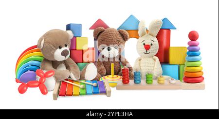 Teddybären und andere Spielzeuge isoliert auf weiß Stockfoto