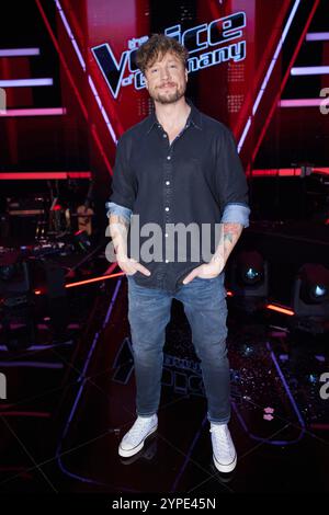 Berlin, Deutschland. November 2024 30. Coach Samu Haber nach dem Halbfinale der Castingshow „The Voice of Germany“. Quelle: Jörg Carstensen/dpa/Alamy Live News Stockfoto