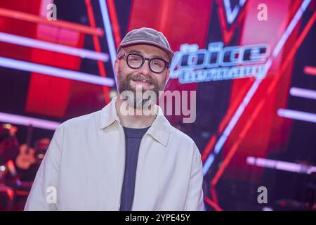 Berlin, Deutschland. November 2024 30. Trainer Mark Forster auf der Bühne nach dem Halbfinale der Castingshow „The Voice of Germany“. Quelle: Jörg Carstensen/dpa/Alamy Live News Stockfoto