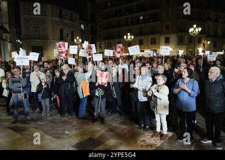 DANA Valencia schlechtes Management. Die Demonstranten zeigten weiße Zeichen mit der Anzahl der Opfer für jede betroffene Stadt. Joan Escrivá spricht. Stockfoto