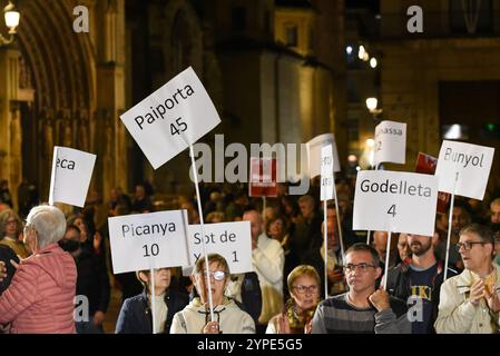 DANA Valencia schlechtes Management. Die Demonstranten zeigten weiße Zeichen mit der Anzahl der Opfer für jede betroffene Stadt. Joan Escrivá spricht. Stockfoto