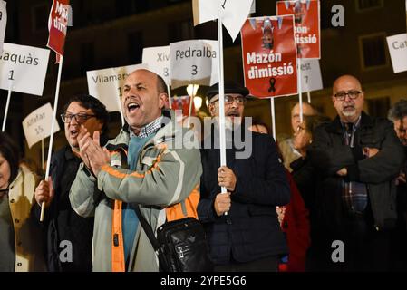 DANA Valencia schlechtes Management. Die Demonstranten zeigten weiße Zeichen mit der Anzahl der Opfer für jede betroffene Stadt. Joan Escrivá spricht. Stockfoto