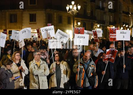 DANA Valencia schlechtes Management. Die Demonstranten zeigten weiße Zeichen mit der Anzahl der Opfer für jede betroffene Stadt. Joan Escrivá spricht. Stockfoto