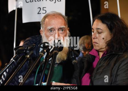 DANA Valencia schlechtes Management. Die Demonstranten zeigten weiße Zeichen mit der Anzahl der Opfer für jede betroffene Stadt. Joan Escrivá spricht. Stockfoto