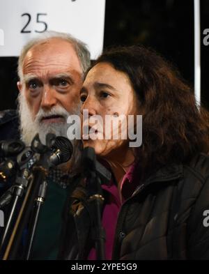 DANA Valencia schlechtes Management. Die Demonstranten zeigten weiße Zeichen mit der Anzahl der Opfer für jede betroffene Stadt. Joan Escrivá spricht. Stockfoto