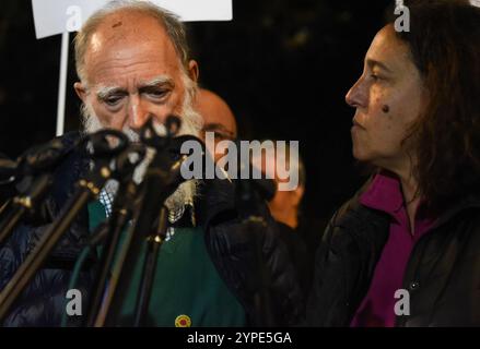 DANA Valencia schlechtes Management. Die Demonstranten zeigten weiße Zeichen mit der Anzahl der Opfer für jede betroffene Stadt. Joan Escrivá spricht. Stockfoto