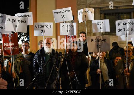 DANA Valencia schlechtes Management. Die Demonstranten zeigten weiße Zeichen mit der Anzahl der Opfer für jede betroffene Stadt. Joan Escrivá spricht. Stockfoto