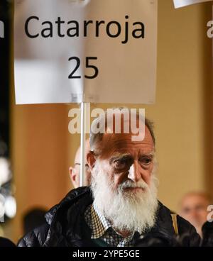 DANA Valencia schlechtes Management. Die Demonstranten zeigten weiße Zeichen mit der Anzahl der Opfer für jede betroffene Stadt. Joan Escrivá spricht. Stockfoto