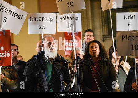 DANA Valencia schlechtes Management. Die Demonstranten zeigten weiße Zeichen mit der Anzahl der Opfer für jede betroffene Stadt. Joan Escrivá spricht. Stockfoto