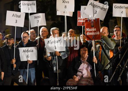 DANA Valencia schlechtes Management. Die Demonstranten zeigten weiße Zeichen mit der Anzahl der Opfer für jede betroffene Stadt. Joan Escrivá spricht. Stockfoto