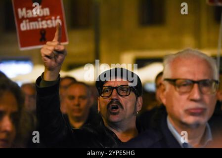 DANA Valencia schlechtes Management. Die Demonstranten zeigten weiße Zeichen mit der Anzahl der Opfer für jede betroffene Stadt. Joan Escrivá spricht. Stockfoto