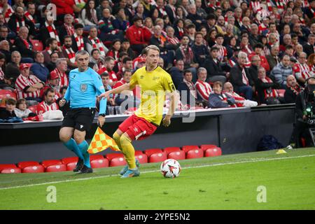 Bilbao, Euskadi, Spanien. November 2024. Bilbao, Spanien, 28. November 2024: IF Elfborgs Simon Hedlund (15) mit dem Ball beim fünften Spiel der UEFA Europa League 2024-25 zwischen Athletic Club und IF Elfsborg am 28. November 2024 im San Mamés Stadium in Bilbao, Spanien. (Kreditbild: © Alberto Brevers/Pacific Press via ZUMA Press Wire) NUR REDAKTIONELLE VERWENDUNG! Nicht für kommerzielle ZWECKE! Stockfoto