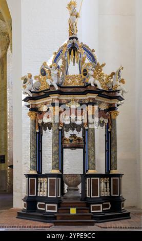 Europa, Deutschland, Pommern, Mecklenburg-Vorpommern, Stralsund. St. Marias lutherische Kirche. Innenraum. UNESCO-Weltkulturerbe. Taufschrift. 7. Mai Stockfoto