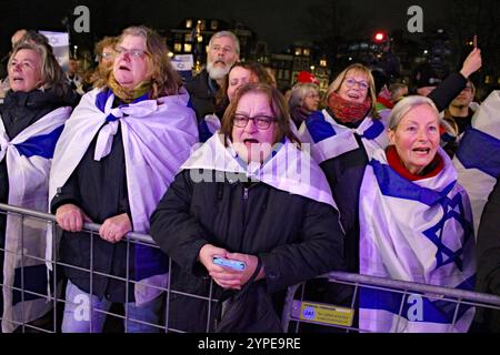 Amsterdam, Niederlande. November 2024. Menschen nehmen an einer Kundgebung in der Nähe des Amsterdamer Rathauses Teil, um Israel zu unterstützen, und protestieren gegen die jüngste Serie antisemitischer Vorfälle in Amsterdam, Niederlande am 28. November 2024. Der Protest wurde zum Teil von Christen für Israel organisiert, nachdem ein Fußballspiel zwischen Maccabi Tel Aviv und Ajax am 7. November zu Angriffen auf jüdische Fans führte und mehrere Personen ins Krankenhaus gebracht wurden. (Foto: Teun Voeten/SIPA USA) Credit: SIPA USA/Alamy Live News Stockfoto