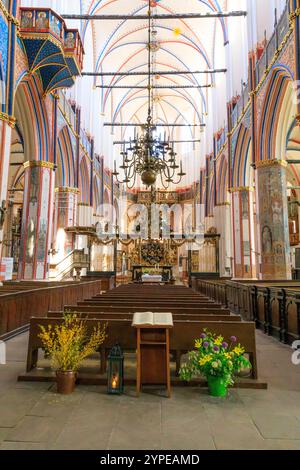 Europa, Deutschland, Pommern, Mecklenburg-Vorpommern, Stralsund. Hansestadt, Inneres der Nikolaikirche, Kirche. Nordfranzösische Basilika. Pe Stockfoto