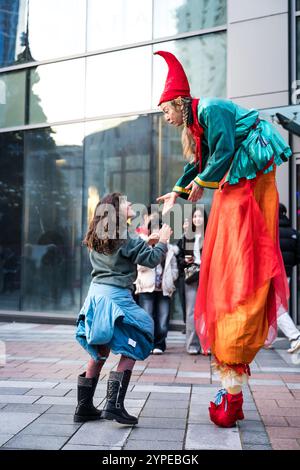 Seattle, USA. November 2024. Die jährliche Baumbeleuchtung im Westlake Shopping District und die Feuerwerkshow. James Anderson/Alamy Live News Stockfoto