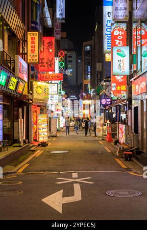 Seoul, Südkorea - 28. Oktober 2024: Beleuchtete Straßenbarschilder bei Nacht im Nachtleben-Unterhaltungsviertel von Jongno-Gu in Seoul, so Stockfoto