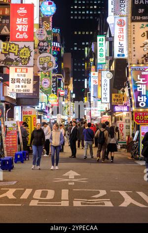 Seoul, Südkorea - 28. Oktober 2024: Beleuchtete Straßenbarschilder bei Nacht im Nachtleben-Unterhaltungsviertel von Jongno-Gu in Seoul, so Stockfoto