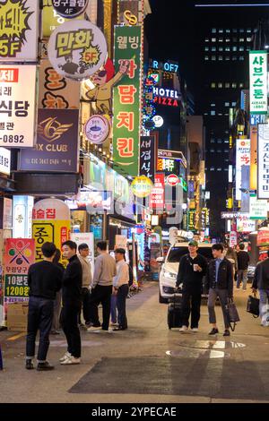 Seoul, Südkorea - 28. Oktober 2024: Beleuchtete Straßenbarschilder bei Nacht im Nachtleben-Unterhaltungsviertel von Jongno-Gu in Seoul, so Stockfoto