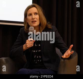 Regisseurin Joanna Hogg im Gespräch Stockfoto