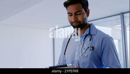 Männlicher Arzt mit digitalem Tablet im Krankenhaus Stockfoto
