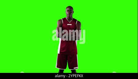 Porträt eines selbstbewussten männlichen afroamerikanischen Basketballspielers in roter Sportkleidung, stehend mit Stockfoto
