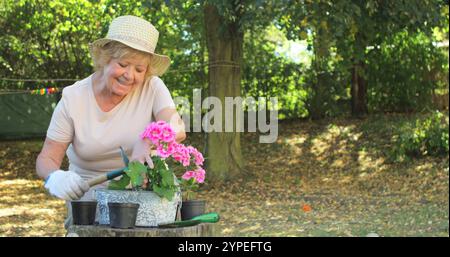 Seniorin im Garten an einem sonnigen Tag Stockfoto