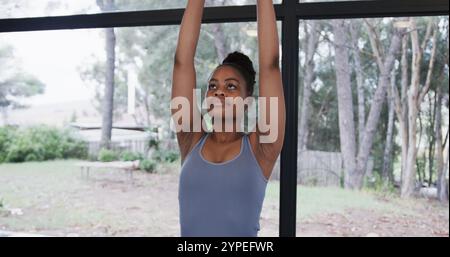 Porträt einer afroamerikanerin, die im Yoga-Studio meditiert Stockfoto