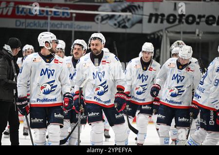 Enttaeuscht, frustriert die Mannheimer Spieler Schwenninger Wild Wings gegen Adler Mannheim, Eishockey, DEL, Spieltag 21, Saison 2024/2025, 29.11.2024 Foto: Eibner-Pressefoto/Sven Laegler Stockfoto